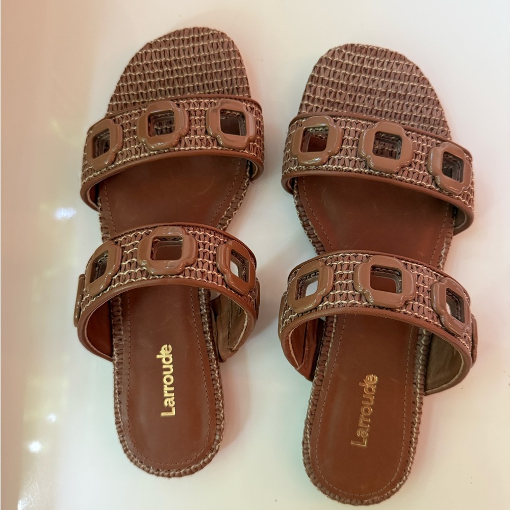 NWOT Larroude Milan Flat Sandal in Caramel Wave
